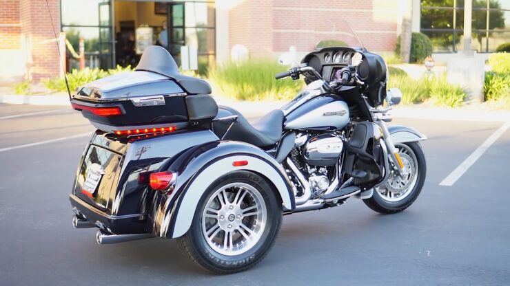 2019 Harley-Davidson Tri-Glide Ultra (FLHTCUTG) - Review and Test Ride